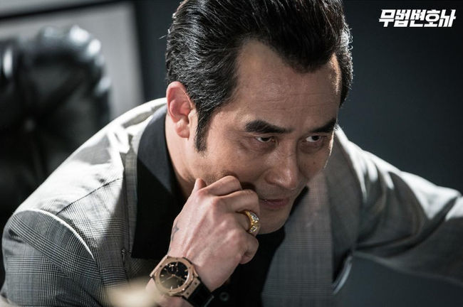 From Lee Joon-gi to Lee Hye-Yeong and Choi Min-soo, it was the perfect harmony of the actors who did not disagree in the ability to act.This is why I have a great expectation for Lawless Lawyer, which was the first broadcast, and I wonder how much fun and thrill the new legal drama they will make will give to viewers.The TVN weekend drama Lawless Lawyer, which was first broadcast on the 12th, is a big-time legal act in which an lawless lawyer who used a fist instead of law fights against absolute power with his life and grows into a true lawless lawyer.Lee Joon-gi and Kim Jin-min PD gathered together in 11 years after dog and wolf time.The play is directed by Yoon Hyun-ho, who wrote the movie Attorney and the drama Remember.In the first broadcast, the reason why Bong Sang-pil (Lee Joon-gi) became a lawyer and returned to his hometown, Kiseong, was developed with speed.Here, the story of a lawyer, Seo Ye-ji, who was suspended for six months, becoming a kite with Lee Joon-gi and turning into his secretary has also been added.Bong Sang-pil returned home as a lawyer to revenge Choi Jin-ae (Shin Eun-jung), a mother who was murdered in the past.He grew up under the protection of his uncle (Ahn Nae-sang), a gang boss, and he was a charmer with his existing lawyers and grabbed the house theater.This is expected to serve as an exciting factor for Lawless Lawyer in the future.Lee Joon-gi, who is good at action as well as the eyes and slick attitude that overpower the opponent, played a role of raising dramatic fun.Seo Ye-ji, who plays the role of Ha Jae-i, also attracted the audiences favorable comments by Acting the character with a tasteful taste as if wearing my clothes properly.The first meeting was a bad one, but the extraordinary chemistry that the two will make as lawyers and secretaries is gathering expectations.Lee Joon-gi is the most indispensable person in Lawless Lawyer: Lee Hye-Yeong in Judge Cha Moon-sook and Choi Min-soo in An Oh-su.Choi Min-soo, who has been in touch with Kim Jin-min PD again after Oman and prejudice and She loves lying so much, has been transformed into a creepy villain and got a reputation as Choi Min-soo.He showed off his overwhelming presence in a small amount and confirmed Choi Min-soos charisma again.Lee Hye-Yeong played Judge Cha Moon-sook with two faces to form the center of gravity of the play.It was a short appearance, but it showed the weight of the judge properly, and at the same time made the story of Lee Joon-gi and Seo Ye-ji more anticipated.In addition to these, it is an evaluation that the combination of actors who always play their role in the works such as Ahn Nae-sang, Choi Hoon, Shin Eun-jung, and Lee Han-wi was fantastic.The first shovel opened well.Lee Joon-gi also made his name right, and the ratings also made a fresh start with an average of 5.3% and 6.3% of the nationwide households of paid platforms that integrate cable, satellite and IPTV.However, since there have been so many lawyers and revenge plays, it seems necessary to keep the speciality of Lawless Lawyer that viewers will not feel tired.lawless lawyer.
