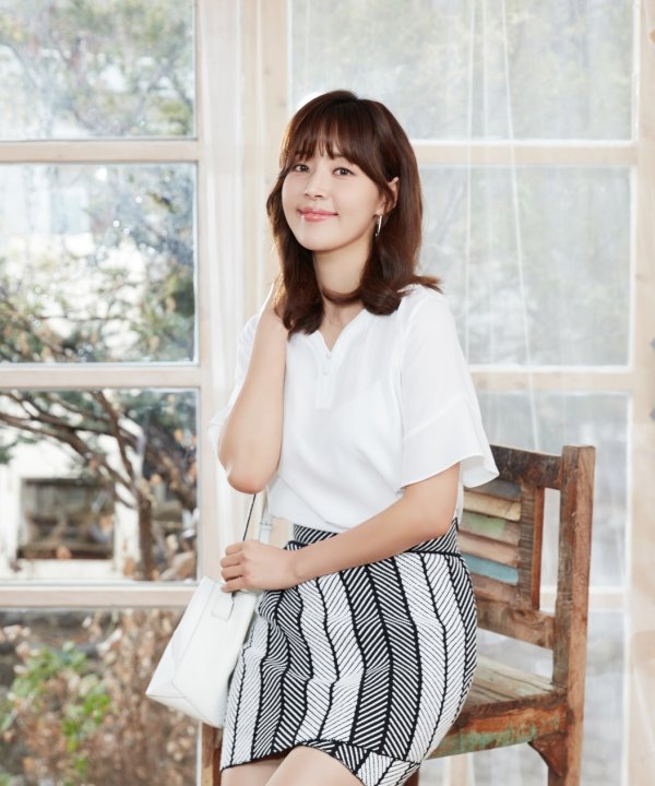 Han Ji-hye, in a picture released on the 13th through his agencys content Y, captivated his attention with his visuals and fresh charm rather than flowers.Han Ji-hye completed her lovely styling with a white shirt and striped pattern mini skirt that gave her points with pearls, creating a romantic mood.In addition, the soft milk brown color with natural volume feeling Hair style and silver hoop earring doubled the feminine charm.In another picture released together, the ethnic print lobes show a casual look that matches the spring picnic and attracts Eye-catching.He was dressed in a plain white T-shirt and jeans, and he was wearing a sandal-type kill heels.In the meantime, Han Ji-hye has taken a look at various styles from feminine look to casual look.In particular, Drama I want to live together, which is currently appearing, is a simple yet sophisticated office look that raises womens purchasing desire and collects topics.Many people are interested in Han Ji-hyes style, which is emerging as a complete woman in the fashion field as well as beauty.Meanwhile, KBS 2TV weekend Drama I Want to Live Together, starring Han Ji-hye, is broadcast every Saturday and Sunday at 7:55 pm.