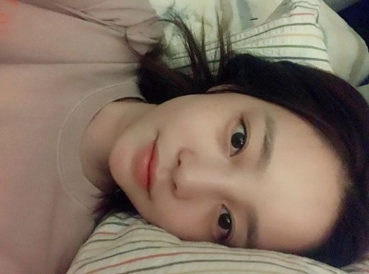 Good night Goo Hara, Good night for Saint-Earl Beauty Goo Hara said good night.Goo Hara posted his selfie in Korean and Japanese, writing a bedtime greeting Goodnight in his instagram after midnight on the 13th.The selfie posted shows Goo Hara lying comfortably on her pillow, with her hair cut and her face completely makeup free, but also boasting humiliating skin and features.Goo Haras bedtime greetings made male fans feel excited.