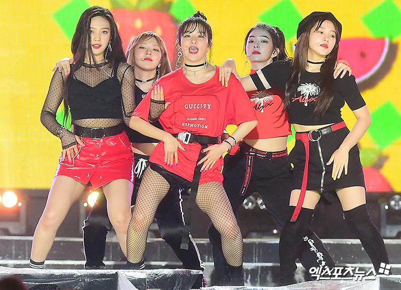 Red Velvet, who attended the 24th South Korea 2018 Dream Concert held at Suwon World Cup Stadium in Sangam-dong, Seoul on the afternoon of the 11th, is showing a wonderful performance.