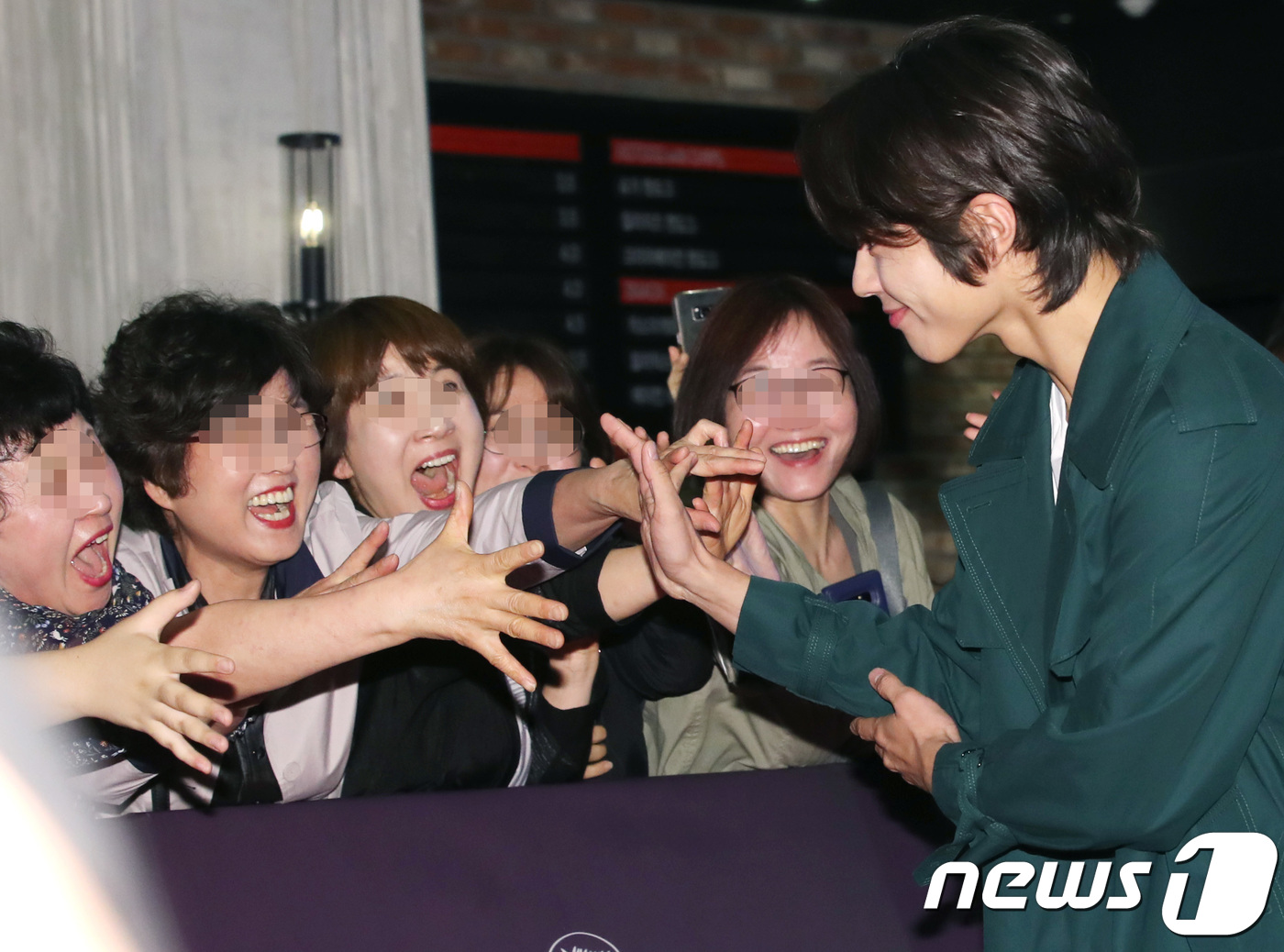 Seoul=) = Actor Park Bo-gum greets fans at the VIP premiere of the movie Burning Man (director Lee Chang-dong) at Seoul Yongsan cgv on the afternoon of the 14th.Burning Man depicted a secret and intense story that takes place when the distribution company, Yoo Ah-in, met his local friend Hami (Jeon Jong-seo) as a child and was introduced to him by an unidentified man, Ben (Steven Yan).May 14, 2018.