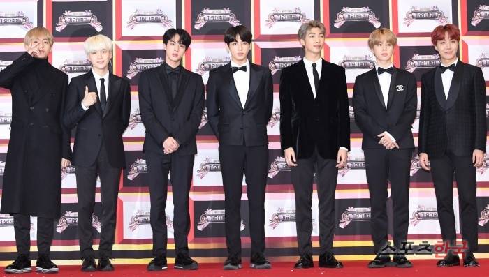 The group BTS released a new track list.BTS released its third music album, Tear (LOVE YOURSELF Tear) track list before Love Yourself on Friday.The public track list included 11 tracks, including Intro: Singularity introduced earlier in the comeback trailer video, Fake Love and Anpanman.Especially, Steve Aoki, who made the remix of Mike Drop, featured Unforgettable Heart and Jay Hops mixtape song Airplane!The situation is raising expectations, including Airplane! Part 2 (Airplane pt.2), an extension of (Airplane).BTS plans to unveil the new newsletter Love Yourself (LOVE YOURSELF Tear) at 6 pm on the 18th.Meanwhile, BTS will showcase its new albums new song stage for the first time in the world at the 2018 Billboard Music Awards in Las Vegas on the 20th (local time).