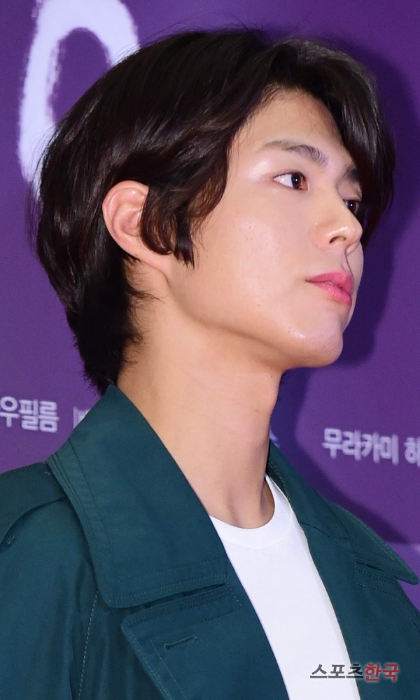 Actor Park Bo-gum is attending the VIP premiere of the movie Burning Man at CGV Yongsan I-Park Mall in Yongsan-gu, Seoul on the afternoon of the 14th.The film Burning Man is introduced to an unidentified man, saying that the distribution company, Yoo Ah-in, accidentally meets his childhood friend, Haemi, and learned from her trip after she traveled, and one day she depicts the story of what happens when the man confesses his secret hobby.Lee Chang-dongs film Burning Man was based on the short story Crossing the Hut by Japanese novelist Haruki Murakami.Yoo Ah-in, Steven Yan and Jeon Jongseo will appear; it will be released on the 17th.