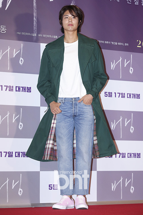 Actor Park Bo-gum attends a VIP premiere of the movie Burning Man (director Lee Chang-dong) at CGV Yongsan I-Park Mall in Ichon-dong, Yongsan-gu, Seoul on the afternoon of the 14th and has photo time.The movie Burning Man is a story that happens when a distribution company, Alba, meets a local friend Hammy when she is a child and introduces her to an unidentified man Ben. Actors Yoo Ah-in, Jeon Jongseo and Stephen Yeon appear.It will be released on the 17th.news report