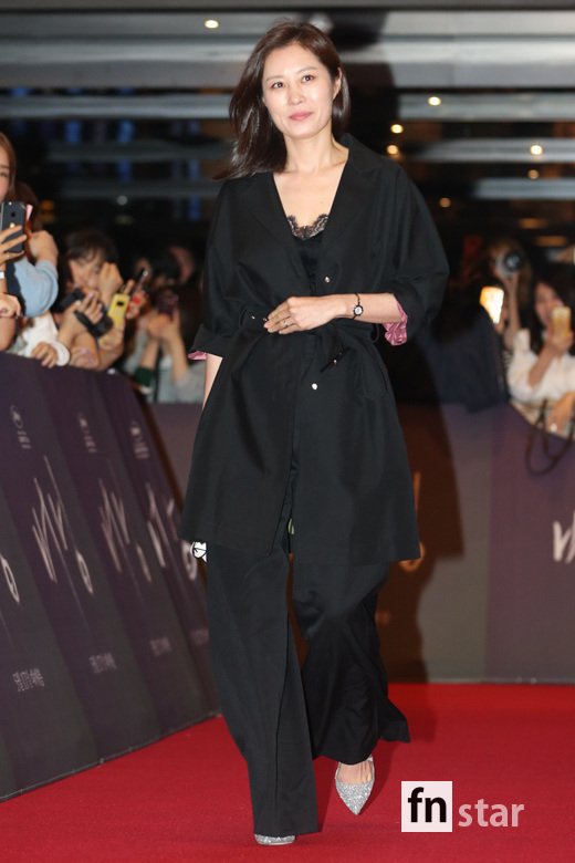 Actor Moon So-ri attended the premiere of the movie Burning Man at CGV in Yongsan, Seoul Yongsan District on the afternoon of the 14th.Burning Man, starring Yoo Ah-in, Steven Gerrard Yeon, and Jeon Jong-seo, is a secret and intense story that takes place when Burning Man meets a friend of a local company, Haemi (Jeon Jong-seo), who was a child, and is introduced to her by an unidentified man, Ben (Steven Gerrard). Its scheduled for release on Thursday.