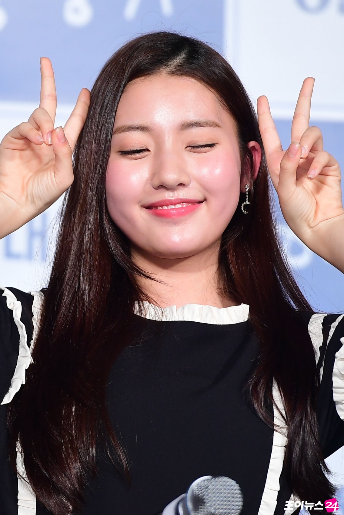 Actor Jeong Da-bin poses at the production report of the film Womens Middle School A (director Lee Kyung-seop) held at the entrance of Lotte Cinema Counter in Jayang-dong, Seoul on the morning of the 14th.Girls A is a hobby that deals with games, special skills, writing, and self-esteem 0% of middle school girls Friend, Lilies, Sun, and Lans friend Jae Hee. It is a story about the story of getting hurt and growing.Its coming June.