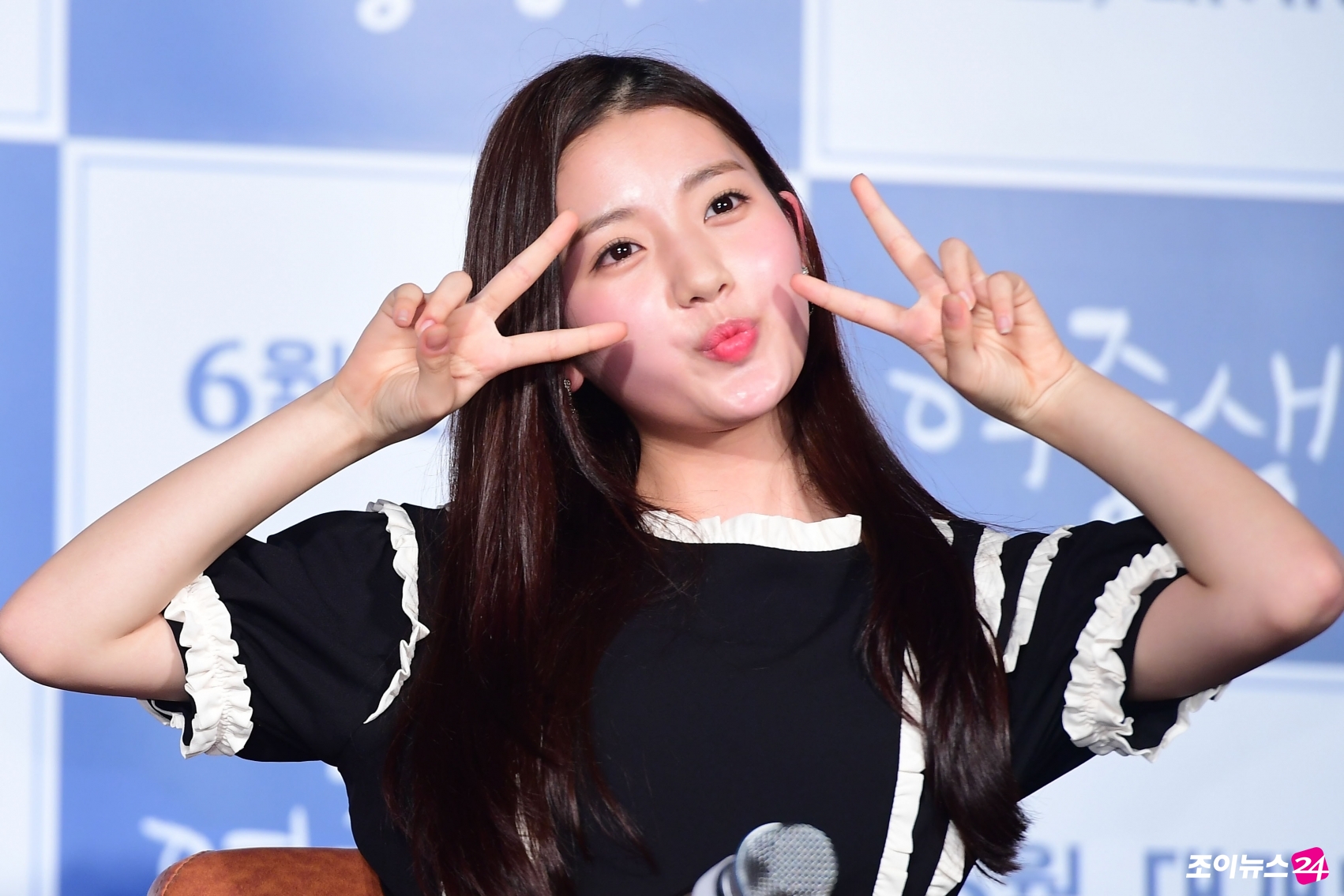 Actor Jeong Da-bin poses at the production report of the film Womens Middle School A (director Lee Kyung-seop) held at the entrance of Lotte Cinema Counter in Jayang-dong, Seoul on the morning of the 14th.Girls A is a hobby that deals with games, special skills, writing, and self-esteem 0% of middle school girls Friend, Lilies, Sun, and Lans friend Jae Hee. It is a story about the story of getting hurt and growing.Its coming June.