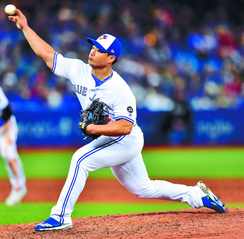 미국프로야구(MLB) 토론토 블루제이스의 오승환이 지난 3월 캐나다 온타리오주 토론토 로저스센터에서 열린 뉴욕 양키스와의 정규시즌 경기에서 중간계투로 나서 투구하고 있다. 올 시즌 초 다소 난조를 보이던 오승환은 최근 6경기 연속 무실점을 기록하는 등 완벽히 부활한 모습을 보여주고 있다.   AP뉴시스