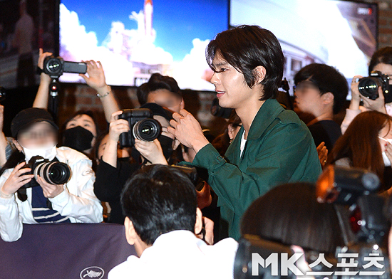 The movie Burning Man (director Lee Chang-dong) VIP premiere and Red Carpet event were held at CGV in Yongsan, Seoul on the 14th.Actor Park Bo-gum attends the film Burning Man Red Carpet Event.Park Bo-gum attracted attention with his hairstyle, which is different from usual.