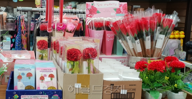[5월 가정의 달을 맞아 진열된 카네이션. 김유진 기자/kacew@heraldcorp.com]