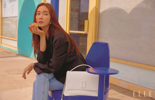 Jessica Jungs colorful charm was boasted.On the morning of May 14, fashion magazine Elle (ELLE) released a picture of Jessica Jung and the miscellaneous goods brand Kuron (COURONE).Jessica Jung, in this pictorial titled Come on board, who enjoys everyday happiness in Los Angeles, has freely digested the opposite style from a dressy black dress to a modern check suit.Here, we show a styling with a point by matching a bag with colorful colors and solid shapes, and completed the fashion that we want to follow this spring and summer.In this film, he is the back door that he has brought out the praise of the field staff by demonstrating the professional aspect without filtration with delicate expression and pose without any confusion.Jessica Jungs colorful picture can be found in the June issue of Elle.emigration site