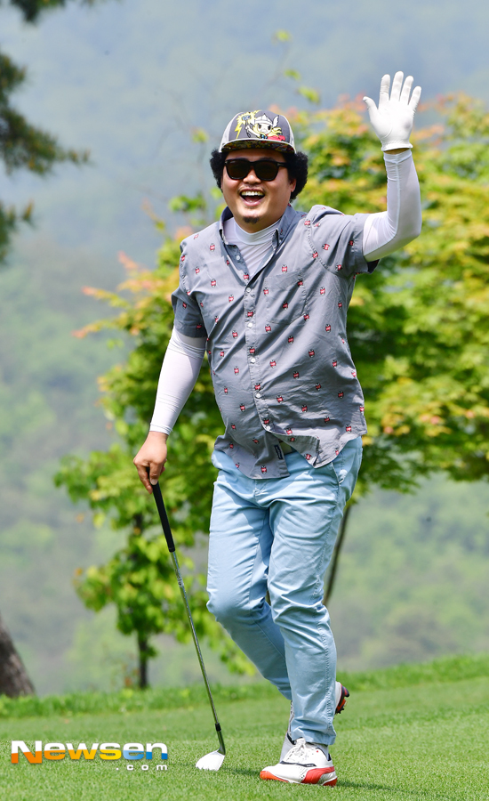 The 14th A nail of love charity golf tournament was held on May 14 at Yangpyeong The Star HuCC in Gyeonggi Province.Yoon Taek attended the A snail of love charity golf tournament.A snail of love charity golf tournament was set as a place to enjoy the joy of sharing the donation of charity golf tournament with the theme of Hidden Card to find the hidden value of our life together.A snail of love (Chairman Min-ja Kim), a sponsor of the hearing impaired, is holding A snail of love charity golf tournament to improve social awareness and share about Hearing impairment, and prominent people in society are practicing the pleasure of donation sharing to participate in charity golf tournaments in the way of Noblesse obligation and deliver donations.A snare of love Min-ja Kim, who is leading the improvement of the perception of the deaf as a talent, thanked everyone who attended the A snare of love charity golf tournament, saying, I am happy to share the joy of donation sharing like jewels hidden in our hearts in the fresh spring when buds and flowers are full of A snare of love charity golf tournament. I look forward to keeping an interest in hearing impairments together. Meanwhile, Min-ja Kim received the National Packaging of the 38th Disabled Peoples Day held on the 20th, led the A nail of love for the past 12 years, and was recognized for his joy to listen to 684 Hearing impairment children.A nail of love is a multi-faceted program to help the hearing-impaired people rehabilitate, and runs a claninet ensemble to help the hearing impairment youths with artificial cochlear implant surgery and rehabilitation.Jang Gyeong-ho