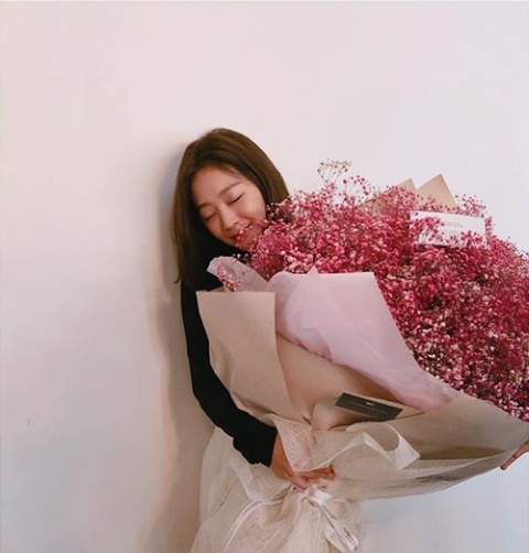 Actor Jo Bo-ah showed off her floral beautyJo Bo-ah posted a photo on Instagram on May 14 with the caption: Im happy for my child, this beautiful gift to the studio as a shoot on Daniel J. Rozday.Inside the picture was a picture of Jo Bo-ah holding a huge bundle of pink mists, who close their eyes and smile happily.The small face size of Jo Bo-ah, contrasted with the huge bouquet, stands out.Fans who encountered the photos responded such as Who is a flower, It is more beautiful than flowers and It is beautiful.delay stock
