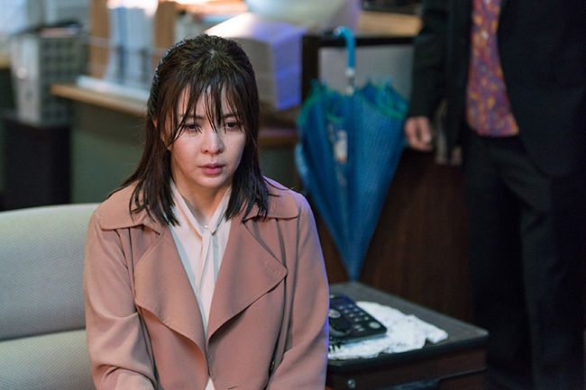 Actor Shin Eun-jung transformed into Lee Joon-gis mother and a cosy human rights lawyer in Lawless Lawyer and showed off his outstanding presence.TVNs Saturday drama Lawless Lawyer is a work that has gathered expectations with a lineup of colorful actors who believe in Kim Jin-min, director of the box office guarantee check, and Yoon Hyun-ho, Lee Joon-gi, calligraphy, Lee Hye-young, Choi Min-soo, Yeom Hye-ran, Shin Eun-jung,It is a grand-death legal act in which an outlaw lawyer who used to punch instead of law is going to fight against absolute power with his life and grow into a true outlaw lawyer.Choi Jin-ae, who is in charge of Shin Eun-jung, is a human rightes lawyer who never compromises on injustice and is a true lawyer who does not use his job as a means of making money.Also, he is a mother to Bong Sang-pil (Lee Joon-gi), a lawyer, a lighthouse and eternal mentor of life, and is also the reason why Bong Sang-pil became a lawyer.In the first broadcast, Choi Jin-ae faced a shocking truth about an incident and was threatened by An Oh-ju to cover up the truth, but fought back without bowing to it.Then he told a young man (the good man), You should not believe anyone, the old man!!!!!!!! And died, leaving only a memory card with the truth.Choi Jin-ae talked about the past and his dream lawyer, and showed warm rich Kimi.Sang-pil said, I have to be a much better lawyer than my mother. He expressed his longing and made viewers feel sorry.Shin Eun-jung, who is showing off his excellent presence at the same time as his appearance, is a person who gave the beginning of the incident in the drama, the reason why Lee Joon-gi became a lawyer, and the goal of living his life.tvN offer
