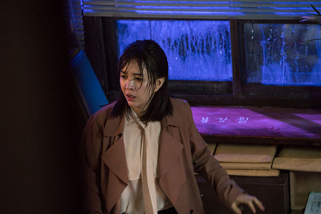Actor Shin Eun-jung transformed into Lee Joon-gis mother and a cosy human rights lawyer in Lawless Lawyer and showed off his outstanding presence.TVNs Saturday drama Lawless Lawyer is a work that has gathered expectations with a lineup of colorful actors who believe in Kim Jin-min, director of the box office guarantee check, and Yoon Hyun-ho, Lee Joon-gi, calligraphy, Lee Hye-young, Choi Min-soo, Yeom Hye-ran, Shin Eun-jung,It is a grand-death legal act in which an outlaw lawyer who used to punch instead of law is going to fight against absolute power with his life and grow into a true outlaw lawyer.Choi Jin-ae, who is in charge of Shin Eun-jung, is a human rightes lawyer who never compromises on injustice and is a true lawyer who does not use his job as a means of making money.Also, he is a mother to Bong Sang-pil (Lee Joon-gi), a lawyer, a lighthouse and eternal mentor of life, and is also the reason why Bong Sang-pil became a lawyer.In the first broadcast, Choi Jin-ae faced a shocking truth about an incident and was threatened by An Oh-ju to cover up the truth, but fought back without bowing to it.Then he told a young man (the good man), You should not believe anyone, the old man!!!!!!!! And died, leaving only a memory card with the truth.Choi Jin-ae talked about the past and his dream lawyer, and showed warm rich Kimi.Sang-pil said, I have to be a much better lawyer than my mother. He expressed his longing and made viewers feel sorry.Shin Eun-jung, who is showing off his excellent presence at the same time as his appearance, is a person who gave the beginning of the incident in the drama, the reason why Lee Joon-gi became a lawyer, and the goal of living his life.tvN offer