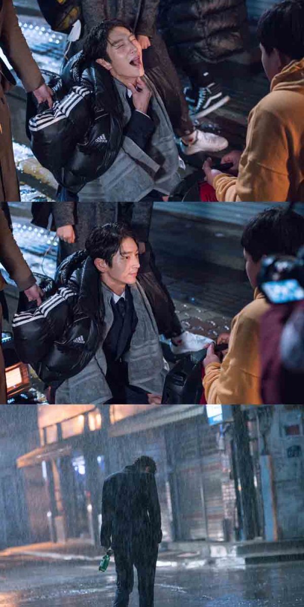 Behind the scenes SteelSeries with hot tears from Lee Joon-gi has been unveiled.In the second episode of TVNs Saturday Drama Lawyer, which aired on the 13th, Lee Joon-gis scene of the rain was drawn.The longing for Choi Jin-ae (Shin Eun-jung), who was desperately dead, burst into tears of mixed emotions such as the thrill that came when revenge for those who gave her mother to death began.His sadness, which was vomited in a tense tension, was enough to further heighten the atmosphere of Drama, explained by his agency Tree Ectus.In the meantime, the agency released behind-the-scenes SteelSeries, which contains Lee Joon-gis Mush Ori.Lee Joon-gi is seriously involved in the recovery in the Steel Series released by his agency, and has a gentle smile that reveals the shooting scene from the appearance of raising the immersion of emotion.It shows various aspects such as walking around the night street with the rain on the whole body without an umbrella.Especially, the scene of the rain in the rain was the interpretation of Lee Joon-gis skill.Lee Joon-gi, who has repeatedly rehearsed the scene to perfect the scene even in the chilly weather that pours into the pouring rain, has also impressed the field staff by showing the professional aspect such as putting into the emotion of the character in an instant and concentrating on shooting.Lee Joon-gi is closely building the narrative of the character with delicate emotional acting, and at the same time, he is showing a gentle action that does not buy the body.Lee Joon-gis performance in and out of various genres in one Drama is noteworthy.