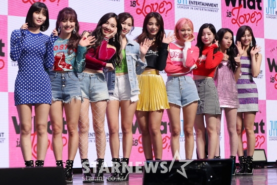 The university festival MC, who made inappropriate remarks toward the girl group TWICE, expressed his official apology.TWICE took the stage as the first singer at the festival (Daedongje) held at the Sungkyunkwan University University Humanities and Social Campus in Jongno-gu, Seoul on the 11th.Lee Jung-pyo, who was in charge of MC for the event, made an inappropriate remark toward TWICE and caused controversy.At the time, the milestone Announcer said after the final stage of TWICE, You guys, TWICE do not come to encore, and when this happens, Service, Service.Officials who attended the event later said that the remarks were inappropriate and mentioned the situation through SNS.Sungkyunkwan University Station Insight Cam The 50th Total Student body S:with posted an apology from Lee Jung-pyo Announcer, who was in charge of the society at the time, and a Total Student body statement on the official Facebook page on the 14th.The apology from this Announcer was reportedly written at the request of the Total Student body.Lee Jung-pyo Announcer said, I am deeply sorry for the inconvenience to the students of Sungkyunkwan University Station School, and the total student body who prepared the Daedongje with all their strength, TWICE and fans. I saw students who waited for a long time to see TWICE.I wanted to make good memories for my students as best I could. Lee Jung-pyo Announcer said, I watched the students cheering on the TWICE stage and thought that I would like to sing another song by the invited singer.I did not think it would be seen differently, unlike my intention, he said. It was my immatureness and lack of my intention.I am truly sorry for everyone, he said.In this regard, Total student body said, After the TWICE stage, the audience shouted an encore that means an additional song request, and in the process of inducing the host, the audience stopped shouting and continued to use the word service.This was not a common word when requesting additional songs, and by using words that did not fit the situation, it caused inconvenience not only for the artist but also for the members of the school. Total student body said, We will continue to thoroughly check the career and pre-education we have considered in selecting existing hosts so that the above problems do not recur in the future, and we will not neglect to prevent the problem situation in all events organized by Total student body.Meanwhile, TWICE released a mini album What Is Love? (What is Love?) on the 9th of last month.) and will open a solo concert TWICE Land Zone 2: Fantasy Park (TWICELAND ZONE 2: Fantasy Park) at Jamsil Indoor Gymnasium in Songpa-gu, Seoul on the 20th.The Japanese performance will be held on the 26th, 27th at Saitama Super Arena, and on June 2nd ~ 3rd at Osaka Castle Hall.