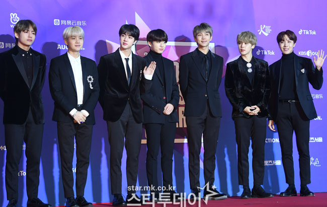 Group BTS has left for overseas schedules such as Billboard Music Awards.BTS departed for Los Angeles on Friday afternoon via the Incheon International Airport.They will be on stage at the 2018 Billboard Music Awards at 1984 Summer Olympics on the 20th (local time) and will be presenting their first new song stage in front of fans around the world.The BTS showed up at the airport in a comfortable, plain-clothes outfit, with a bright smile and a distinctive, open gesture.However, member Jimin recently received a death threat from an unknown foreign netizen, so he did not smile unlike other members.BTS agency Big Hit Entertainment said, We are aware of the contents of the company. We plan to do our best to take necessary measures against the safety of members and fans regardless of authenticity, He said.
