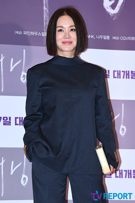 Actor Uhm Jung-hwa attends the premiere of the movie Burning Man (directed by Lee Chang-dong) V.I.P at CGV Yongsan I-Park Mall in Han River, Yongsan-gu, Seoul on the afternoon of the 14th.Burning Man starring Yoo Ah-in, Steven Yeon, and Jeon Jongseo will be released on the 17th as a film about a mysterious story that happens when a distribution company, Alba Jongsu, meets his childhood friend Hammy and is introduced to him by an unidentified man Ben.
