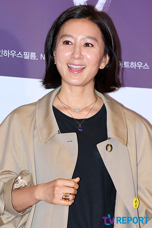 Actor Kim Hee-ae attends the premiere of the movie Burning Man (directed by Lee Chang-dong) at CGV Yongsan I-Park Mall in Han River, Yongsan-gu, Seoul on the afternoon of the 14th and has photo time.Burning Man starring Yoo Ah-in, Steven Yeon, and Jeon Jongseo will be released on the 17th as a film about a mysterious story that happens when a distribution company, Alba Jongsu, meets his childhood friend Hammy and introduces him to an unidentified man Ben.