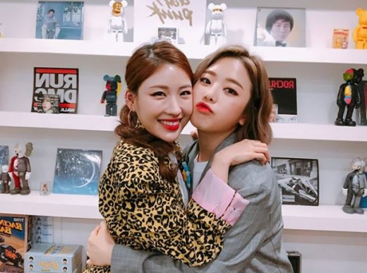 RISABAE and Kisum set Collabo breathingKisum said on Instagram on the 14th, I meet a squirt with everything.Its a second meeting, but it works so well. # RISABAE #Kisum #Collabo and posted a picture.In the photo, RISABAE and Kisum are posing affectionately and showing off their affection for each other.Especially, the two people look like sisters in fashion and makeup style, and they attract eye-catching.RISABAE, a makeup artist with 1.65 million subscribers on YouTube, recorded the song soundtrack to be used for one-person Internet broadcasts.At RISABAEs request, Kisum readily accepted the feature, and the two collabos were concluded.