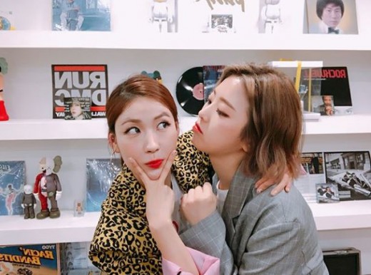 RISABAE and Kisum set Collabo breathingKisum said on Instagram on the 14th, I meet a squirt with everything.Its a second meeting, but it works so well. # RISABAE #Kisum #Collabo and posted a picture.In the photo, RISABAE and Kisum are posing affectionately and showing off their affection for each other.Especially, the two people look like sisters in fashion and makeup style, and they attract eye-catching.RISABAE, a makeup artist with 1.65 million subscribers on YouTube, recorded the song soundtrack to be used for one-person Internet broadcasts.At RISABAEs request, Kisum readily accepted the feature, and the two collabos were concluded.