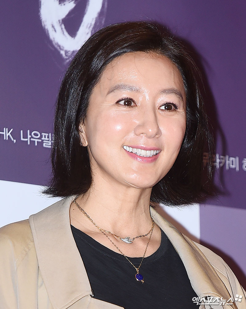 Actor Kim Hee-ae, who attended the VIP premiere of the movie Burning Man held at CGV Yongsan I-Park Mall in Seoul Yongsan District on the afternoon of the 14th, has photo time.