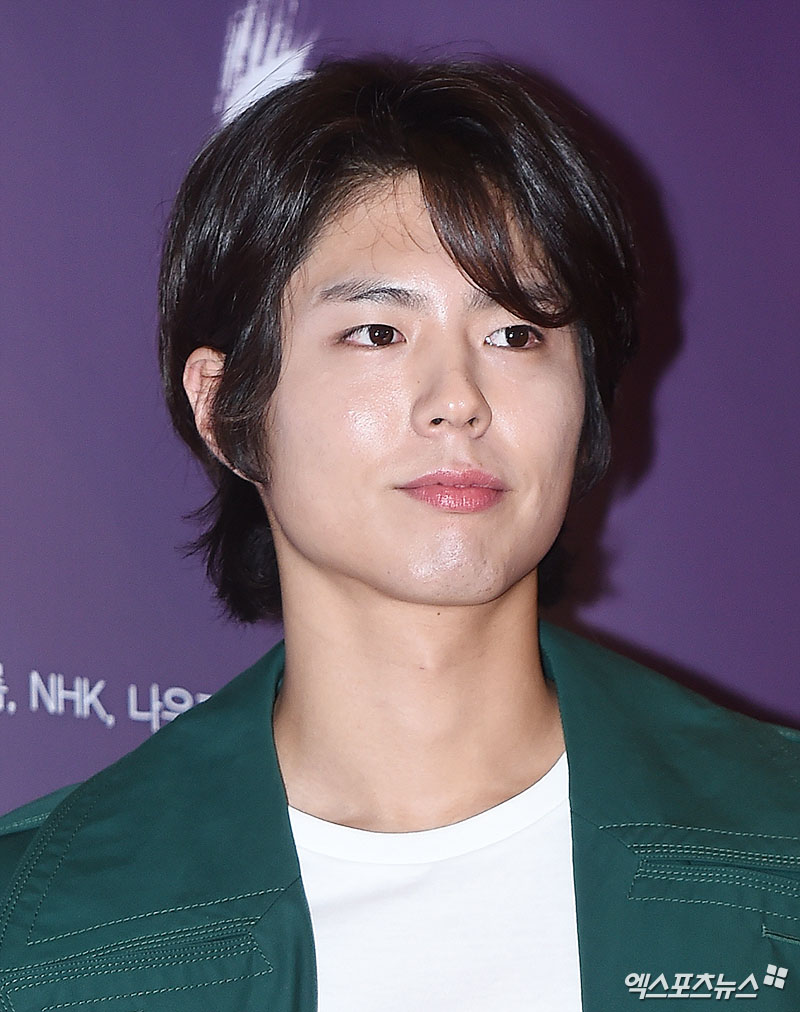Actor Park Bo-gum, who attended the VIP premiere of the movie Burning Man held at CGV Yongsan I-Park Mall in Seoul Yongsan District on the afternoon of the 14th, has photo time.