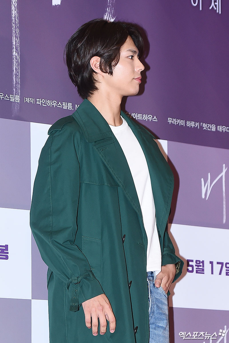 Actor Park Bo-gum, who attended the VIP premiere of the movie Burning Man held at CGV Yongsan I-Park Mall in Yongsan-gu, Seoul on the afternoon of the 14th, has photo time.A pure appearance.The side is a piece.Beautiful look at each chewingThe 80s Youth Film StarPretty Photo Time.Burning Man in this Eye.To the exit perfectly.