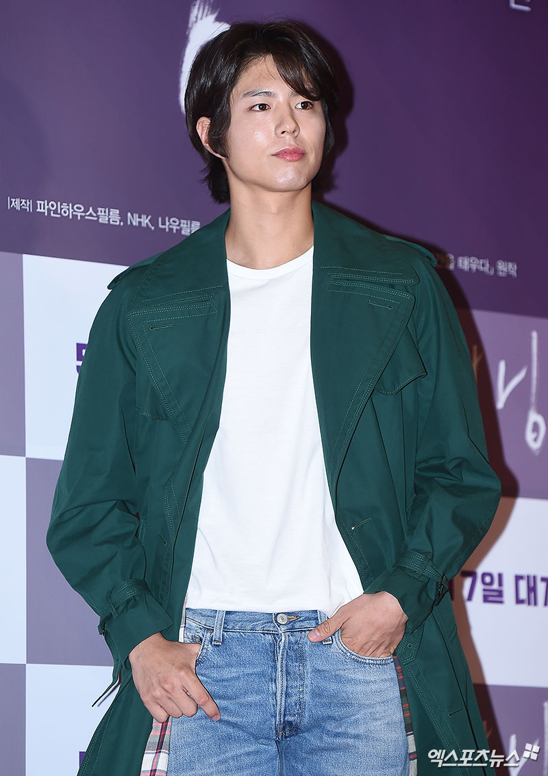 Actor Park Bo-gum, who attended the VIP premiere of the movie Burning Man held at CGV Yongsan I-Park Mall in Yongsan-gu, Seoul on the afternoon of the 14th, has photo time.A pure appearance.The side is a piece.Beautiful look at each chewingThe 80s Youth Film StarPretty Photo Time.Burning Man in this Eye.To the exit perfectly.