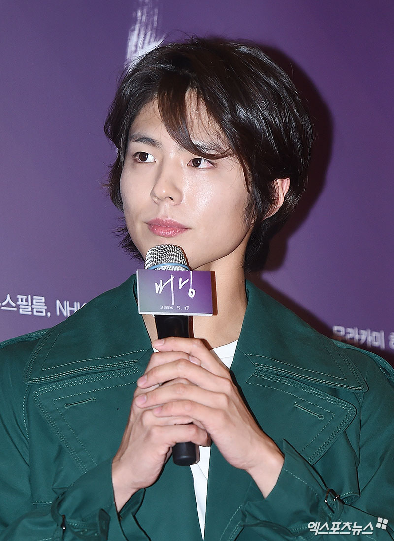 Actor Park Bo-gum, who attended the VIP premiere of the movie Burning Man held at CGV Yongsan I-Park Mall in Yongsan-gu, Seoul on the afternoon of the 14th, has photo time.A pure appearance.The side is a piece.Beautiful look at each chewingThe 80s Youth Film StarPretty Photo Time.Burning Man in this Eye.To the exit perfectly.