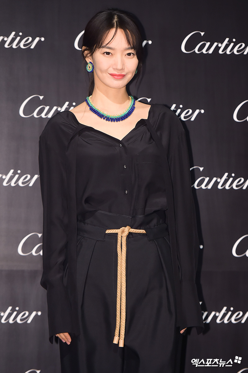 Actor Shin Min-a, who attended the launching event of the jewelery brand Cartier held at K Hyundai Art Museum in Sinsa-dong, Seoul on the afternoon of the 14th, poses.Give me a good greetingShy MannequinsIncomparable BeautyHigh-quality beautyLovely greetings