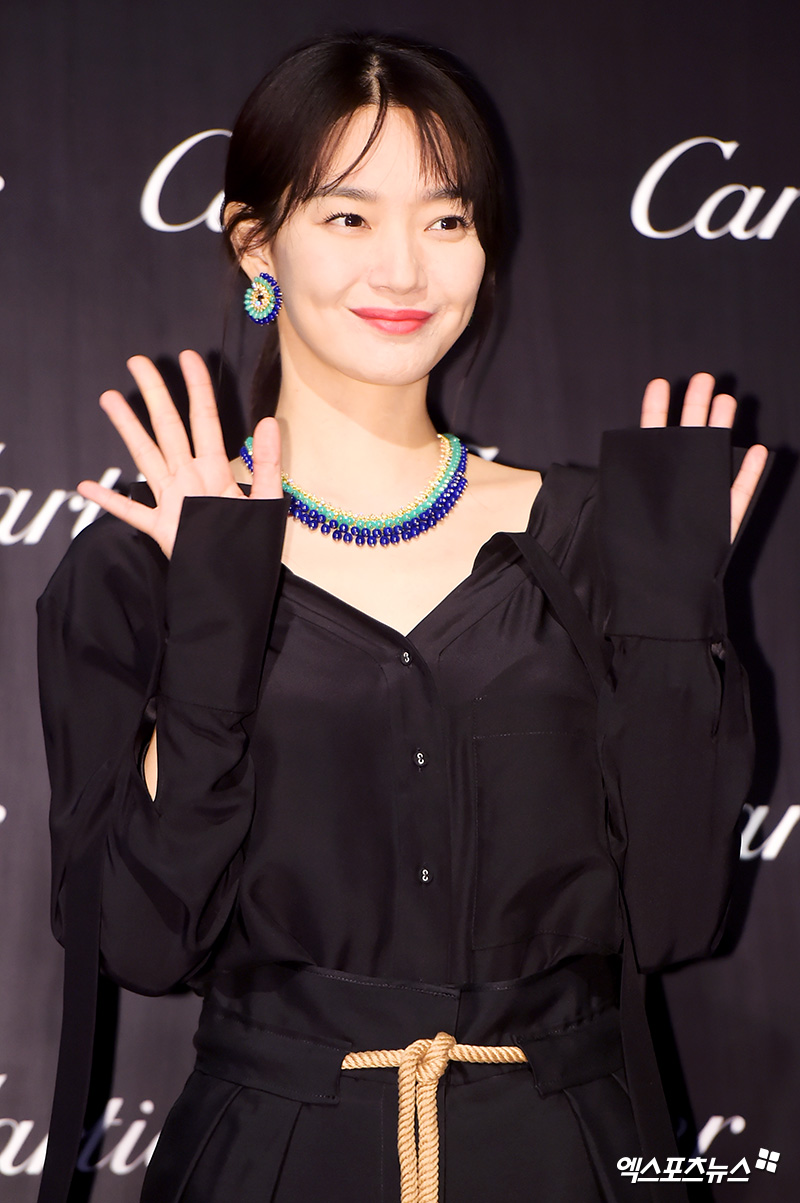 Actor Shin Min-a, who attended the launching event of the jewelery brand Cartier held at K Hyundai Art Museum in Sinsa-dong, Seoul on the afternoon of the 14th, poses.Give me a good greetingShy MannequinsIncomparable BeautyHigh-quality beautyLovely greetings