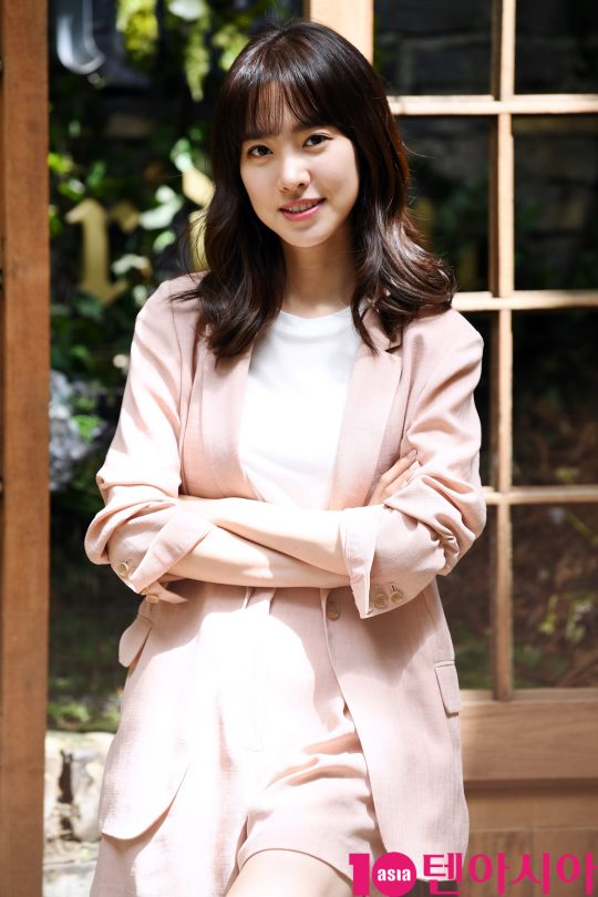 Actor Jin Se-yeon said, The most recent Somethings going on between them is after MBC Drama Flowers of the Prison.Jin Se-yeon made the remarks in an interview commemorating the end of TV drama Sejo of Joseon - Drawing Love (hereinafter referred to as Sejo of Joseon) held at a cafe in Itaewon-dong, Yongsan-gu, Seoul on the 15th.It seems to be a burden if you go on a date and go on a bit longer while you are on between them.I think it is time to work more. I still have a lot to develop in my work and it is the same when I have to concentrate, he said. Can I do something else when I do this?I thought it was hard to work with love, he said, so I felt a lot of pressure if I thought it would work out with someone.The last thing we have to do is go to Sejo of Joseon, he recalled.Jin Se-yeon took on the character of Sung Ja-hyun in Sejo of Joseon and captivated viewers with his bright charm.Sejo of Joseon ended with the highest audience rating of 5.6% since the founding of TV Chosun.Jin Se-yeon is set to review his next film after a break.