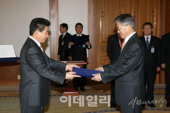 2007년 3월 12일 노무현 대통령이 청와대에서 문재인 비서실장에게 임명장을 수여하고 기념촬영을 하고 있다(사진=노무현재단)
