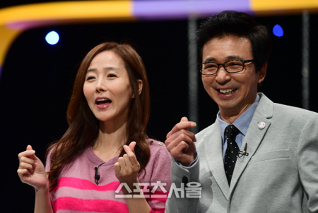 Singer Kang Susie, 51, who enjoyed the 1990s, is in his second prime.If you take an intense eye stamp on viewers in SBS entertainment program Burning Youth, you will go to Kim Gook Jin and marriage, who have been loved as Chiwa Couple in the program.Recently, news of Kim Gook Jin and Kang Susies marriage was reported.According to the Burning Youth currently appearing, the two people who have been in the past are not true, and there has been no decision yet on the future.The two do not have a marriage ceremony on the 23rd, but replace the wedding with a place to eat with their families.The news of the marriage confirmation of the two also contributed to the rise of the ratings of burning youth.According to Nielsen Korea, a ratings agency on the 9th, Burning Youth broadcast on the 8th recorded ratings of 6.7% and 7.1% (hereinafter based on the national standard).This is the highest figure in the same time zone, up from 6.0% and 5.2% recorded by the last broadcast.Kim Gook Jin and Kang Susie, who appeared together in Burning Youth in March 2015, acknowledged their devotion in August of the following year and grew up love in everyday life as well as broadcasting.The two, who got the nickname Chihua and Couple in a friendly manner, got support from many viewers.From the first meeting Kim Gook Jin liked Kang Susie when she called herself her brother, and had a good time sledding together.After that, we produced a friendly scene such as taking each other when shooting together.Kim Gook Jin, who was in charge of the exercise Kyonggi referee, explained the Kyonggi rule only for Kang Susie and laughed everyone and had no natural skinship such as handcuffs and back hugs.Since then, they have been cheered for the Marriage in May through the Burning Youth that made them meet in February.Kang Susie responded to the moment when Kim Gook Jin and marriage were decided, I just think I thought about marriage naturally.Asked about the proposal, he said, I did not receive such a thing. I usually write a lot in letters.Kim Gook Jin, whose routine proved to be a lovestaker, blushed and Kang Susie said he wrote about 100 letters (in the future).Kang Susie won the gold medal for his own song Stretching Stories in 1988 MBC MBC College Musicians Festival in the US Eastern region qualifier.At that time, MBC MBC College Musicians Festival, Song Seung-hwan helped me to take the first step in the entertainment industry.Since then, she has made her debut in the music industry with her first album Portrait Body Chemistry in 1990 and won the MBC Top 10 Singer Womens New Artist Award that year.Especially, she became popular with her innocent beauty and her slender body like Cosmos, stimulating the publics protective instincts. Her skinny body, long skirt and hat reminded her of a small girl.The emergence of Kang Susie has created a new trend in the appearance of female singers.In the second album released in 1991, Disrupted Days and Body Chemistry in Time became popular singers one after another.In 1992, he appeared in MBC drama Massing and the movie One Love Song Called After Nineteen Desperation, showing off his talent not only as a song but also as an act.In the mid-90s, the activity was slowing down. In 1997, it was cast in Japans Sky Productions, which turned the slump in Korea into Japan.He has been working as a singer, including the musical Galaxy Railway 999 Crea and released five single albums by 2000, and released his best album as a hit song in Korea. He has frequently appeared as a fixed guest or host of Japan TV program.In 2000, he returned to Korea and occasionally broadcast his 10th album Loveletter Mailed 10 Years Ago in 2002.As such, Kang Susie has been steadily engaged in music and broadcasting activities for about 28 years since his official debut in 1990.As a singer, he has completed a unique character by revealing his own unique color that has not been seen in the music industry.Kang Susie, who had enjoyed great popularity in the past but did not give up after shed tears due to bad news such as divorce in 2006, five years after marriage, was reborn as an entertainment blue chip with her rusty singing skills with stormy dancing in Burning Youth.Above all, he has not had a big scandal during his long entertainment career, and he is also a model for junior entertainers.Also, while it was no different from when I made my debut, beauty became a driving force to maintain the unchanging love of fans.It is an entertainment industry that can fall down, but his passion and passion, which rises like a cock, is the secret to the public so far.It is an entertainment industry that can fall down, but his coming and passion, which rises like a cock, is the secret to the public so far.