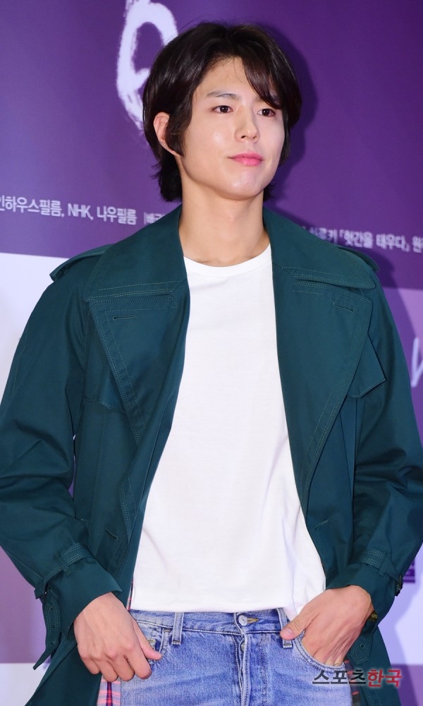 Actor Park Bo-gum is attending the VIP premiere of the movie Burning Man at CGV Yongsan I-Park Mall in Yongsan-gu, Seoul on the afternoon of the 14th.The film Burning Man is introduced to an unidentified man, saying that the distribution company, Yoo Ah-in, accidentally meets his childhood friend, Haemi, and learned from her trip after she traveled, and one day she depicts the story of what happens when the man confesses his secret hobby.Lee Chang-dongs film Burning Man was based on the short story Crossing the Hut by Japanese novelist Haruki Murakami.Yoo Ah-in, Steven Yan and Jeon Jongseo will appear; it will be released on the 17th.