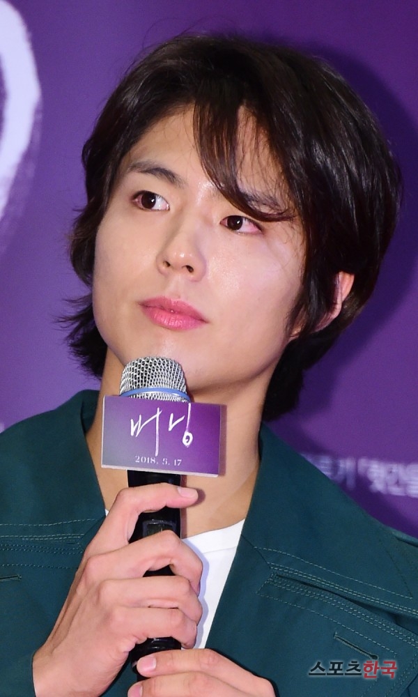 Actor Park Bo-gum is attending the VIP premiere of the movie Burning Man at CGV Yongsan I-Park Mall in Yongsan-gu, Seoul on the afternoon of the 14th.The film Burning Man is introduced to an unidentified man, saying that the distribution company, Yoo Ah-in, accidentally meets his childhood friend, Haemi, and she learned about it on Travel after she went to Travel, and one day she painted a story about what happens when the man confesses his secret hobby.Lee Chang-dongs film Burning Man was based on the short story Crossing the Hut by Japanese novelist Haruki Murakami.Yoo Ah-in, Steven Yan and Jeon Jongseo will appear; it will be released on the 17th.