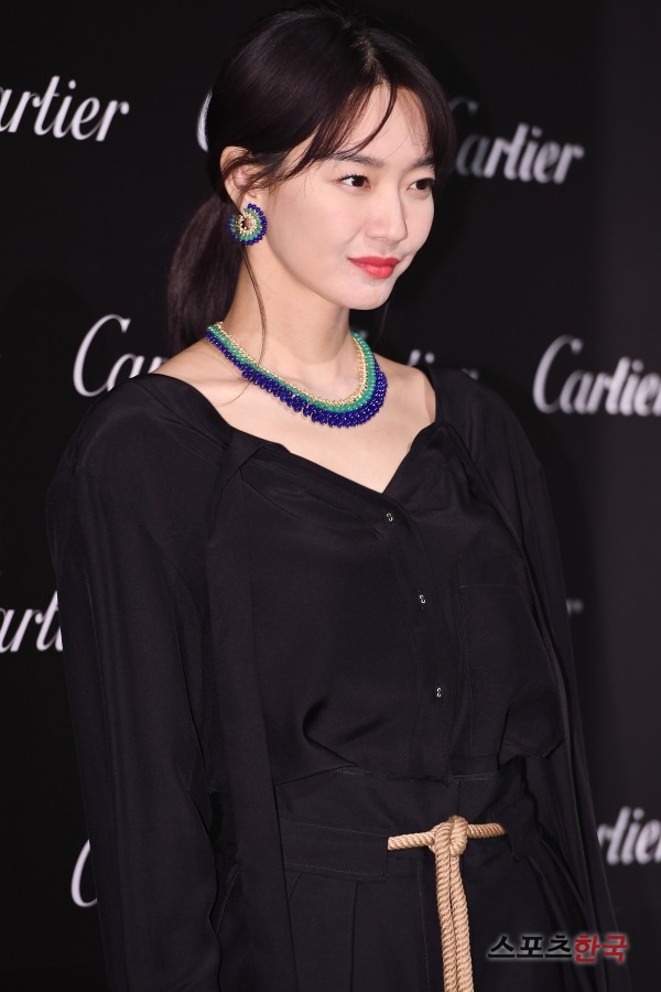 Actor Shin Min-a attends the luxury brand Cartier photo call event held at K Museum of Modern Art in Gangnam-gu, Seoul on the afternoon of the 14th.Shin Min-a and model Lee Hyun attended the event, including Kim Sung-hee, Kwak Ji-young, Oh Ji Young Kim Min-jung.