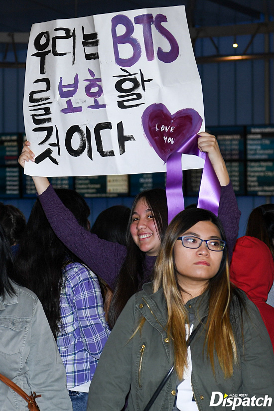 Come on, Armie, hand in hand.World Ami filled the arrivals halls: holding hands, creating a Purple Line; campaigning for BTS safe entry into LA.BTS arrived at Tom Bradley International Airport on flight KE017 at 11am on Friday.To promote the 2018 Billboards Music Awards performance stage.Los Angeles, which was found about six months after AMA last November, was occupied by a larger fandom; New York, Mexico, Europe, Japan and Chinese fans paralyzed the airport.The mature fandom culture was impressive: fans created a Purple Line for BTS, producing the Hangul phrases: Come and Armie in hand and Well Protect BTS.Finally, BTS showed up at the arrival hall. Good-bye. Even then, Washington Metro remained unwavering.The BTS made it safe to enter the country thanks to Washington Metro, which also gave them time to look at the fans.Fan service was also of all-time class: RM, Suga, Jung Guk and Jean waved at fans; Vue blew a signature V pose, and Jay Hop carried fans images in a ponca.Leader RM said in an interview with  on the day, I am more excited and nervous than ever when I arrived in LA. I am really grateful for the warm welcome.On the stage for Billboards Performer, RM said: There are many situations that we cant predict, so its difficult and trembling.Ill show you a great stage, he said.BTS continues its massive promotion before attending Billboards; it will feature the stage for its new song Fake Love on NBCs Ellen Show.Meanwhile, BTS will appear as Performer for the 2018 Billboards Music Awards in Las Vegas on the 20th.He was nominated for the Top Social Artist category for the second consecutive year, winning the award with an overwhelming figure of 320 million votes last year; it is also likely to win this year.World Ami campaigning for safe entry of BTS.Complete the Purple Line with a purple ribbon.BTS who showed up at the LA immigration station.Jimin, who looks happy when he sees Ami.A more friendly fan service than ever.Suga leaving for LA promotion.