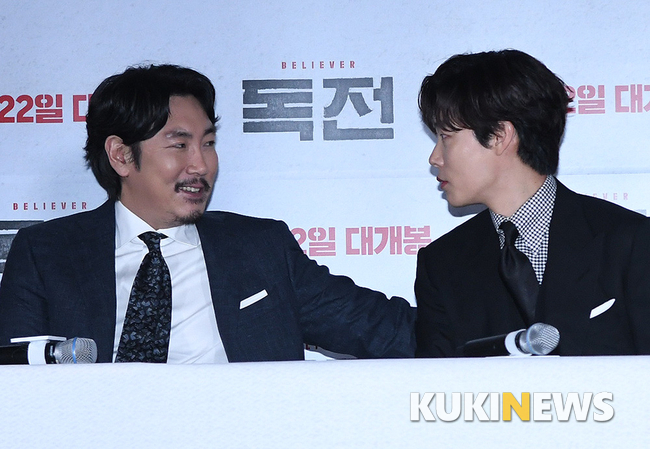 Actors Cho Jin-woong and Ryu Jun-yeol greet the film Believer (director Lee Hae-young) at the entrance of Lotte Cinema Counter in Seoul on the afternoon of the 15th.Believer is a film about a war over the reality of a ghost drug organization that dominates Asia.Actors Cho Jin-woong, Ryu Jun-yeol, Kim Joo-hyuk, Kim Sung-ryung and Park Hae-joon will appear on the 22nd.