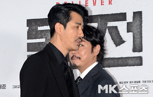 The movie Believer media preview was held at the entrance of Seoul Lotte Cinema Counter on the afternoon of the 15th.Cho Jin-woong, Cha Seung-won have photo time.