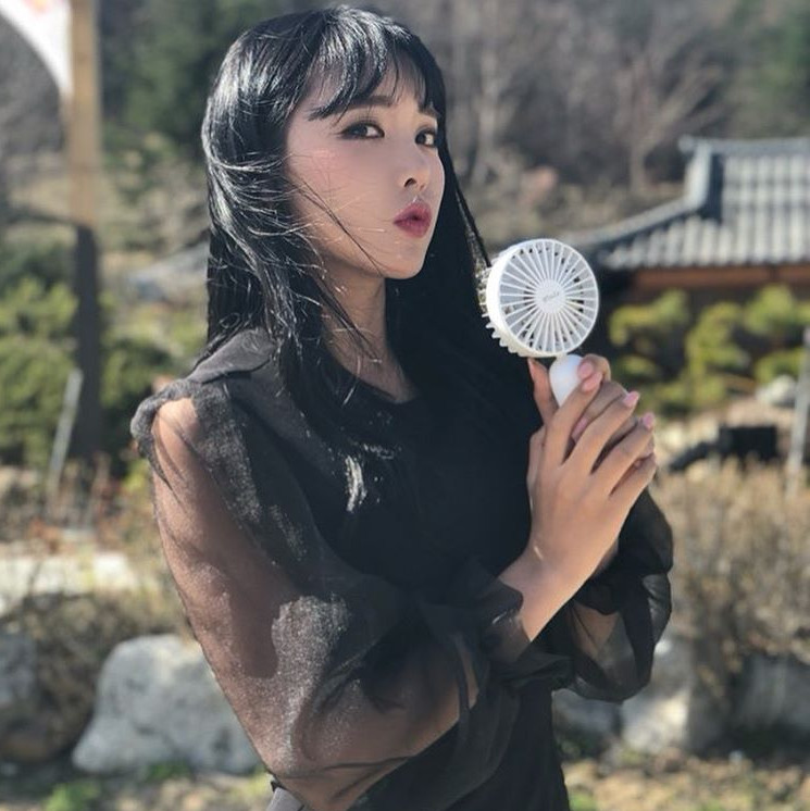 Singer Hong Jin-young has revealed his welcome recent situation.Hong Jin-young posted a picture on his instagram on May 15 with an article entitled A Gift Dream as an Event.The photo shows Hong Jin-young, who is wearing a mini fan, and the scent of the photographer is on the perfect angle and even the cute face.A warm heart that has prepared gifts for fans attracts Eye-catching.sulphur-su-yeon