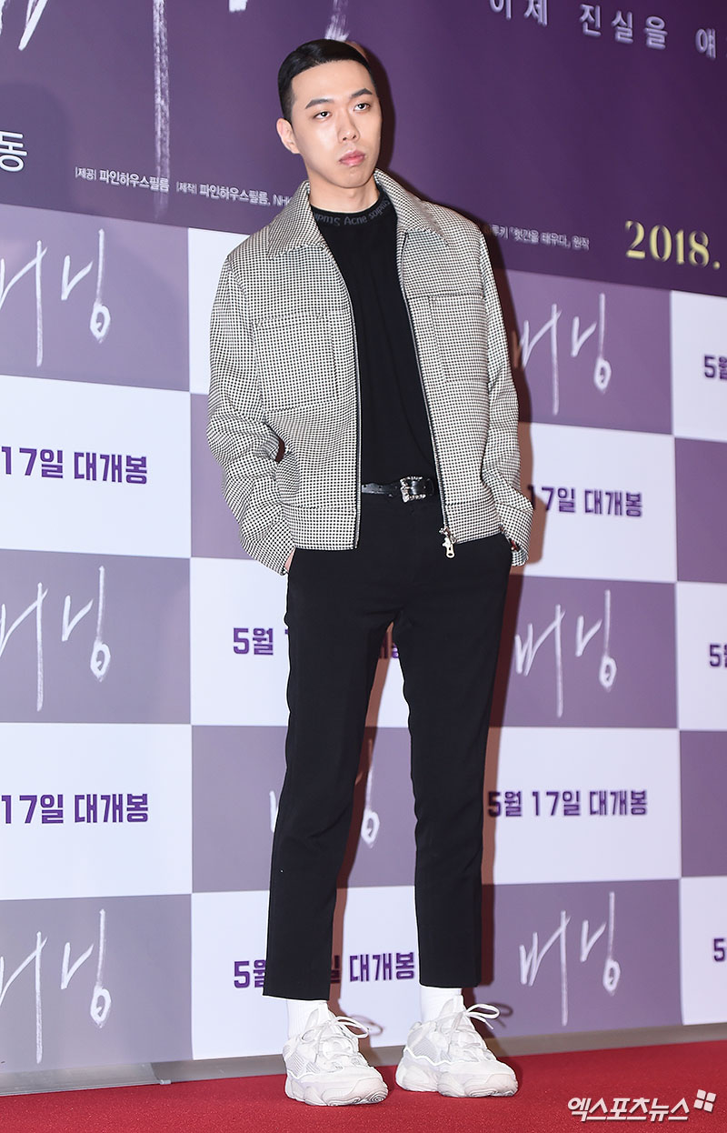 Singer BewhY, who attended the VIP premiere of the movie Burning Man held at CGV Yongsan I-Park Mall in Yongsan-gu, Seoul on the afternoon of the 14th, has photo time.