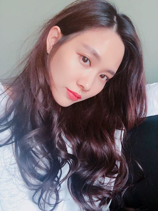 Wang Feifei, a member of the group Miss A, has revealed his current status.On the 15th, Wang Feifei posted a picture on his Twitter Inc, saying, Its been a long time ~ Long Hair Wang Feifei.The photo released shows Wang Feifei staring at the camera with a rich Long Hair. The innocent visuals stand out.Meanwhile, Miss A officially announced disbanding at the end of last year, and Wang Feifei re-signed with JYP Entertainment in 2016 and released a solo album.Photo: Wang Feifei Twitter Inc.