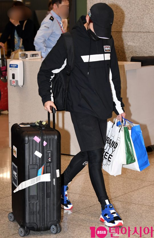 Wanna One Ha Sung-woon Yo is Jungle Airport Fashion Group Wanna One Ha Sung-woon is showing airport fashion by entering Incheon International Airport after finishing the law in Sabah shooting of SBS Jungle on the morning of 16th.