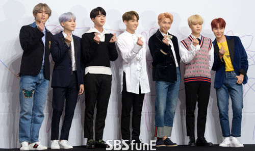The group BTSs truly global comeback stage was not long ago.BTS will be presenting its comeback stage for the first time in the world, with the new album LOVE YOURSELF Tear, attending the Billboard Music Awards, one of the United States of Americas three major musical awards in Las Vegas on Tuesday.Following the nomination for the Top Social The Artist award, he confirmed his World Premiere, proving the dignity of the global star.BTS left for United States of America on the afternoon of the 14th to prepare for the Billboard Music Awards.In addition to BTS, world stars such as Camila Cabeyo, Dua Lipa and Sean Mendes will perform and the stage will be broadcast live on United States of America NBC.# BTS Billboard Music Awards comeback stage Why is it special? BTS will release LOVE YOURSELF Tear through online music site at 6 pm on the 18th.And the first stage of this albums new song will be held at the Billboard Music Awards.BTS is not the first time that the new stage was released on this stage.Beyonce staged Run the World (first network TV debut) in 2011, Pinks Just Like Fire in 2016, Camila Kebeyos first solo debut song Crying in the Club last year, and Miley Silas first debut on Malibu (TV debut).There are more, but it is not easy for local singers to have a new album comeback stage at the Billboard Music Awards.However, BTS has made their first stage of their new album here.# I have won the award, but the stage was honored with the award of the first BTS, defeating Justin Bieber, who won the award for six years since the 2011 Top Social The Artist award was established at the 2017 Billboard Music Awards.At that time, BTS member rap monster held the trophy in his arms and said, I thank the fans of Ami in World.I conveyed my feelings of winning in Korean and English, and the viewers were thrilled.This time, not only was he nominated, but also the stage, and a new album comeback stage.The Billboard Music Awards will select candidates for this category by measuring album and digital song sales, streaming, radio broadcasts, performances and social participation over the past year.The two-year running chance of winning?This year, it is a BTS that attracted a lot of attention from all worlds, including the 2017 American Music Awards (AMAs) stage at the United States of Americas Microsoft Theater in Los Angeles, California, on November 19 last year.BTS has been nominated for the Billboard Music Awards for the second consecutive year.BTS told official SNS last month, We are Honored to be nominated again for the 2018 BBMAs!Dont miss the show, LIVE May 20th on NBC (glory to be nominated again for the Billboard Music Awards!Dont miss the show thats live on NBC on May 20).