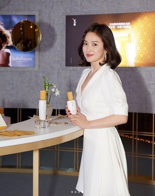 Actor Song Hye-kyo reported on the latest in China Shanghai Greenland Shenhua F.C.Song Hye-kyo wrote on his SNS on the 16th that he wrote SH referring to Shanghai Greenland Shenhua F.C.In the photo, Song Hye-kyo matched the one piece of pure white with beige-colored shoes.Here Song Hye-kyo showed off her doll-like beauty by performing an elegant bob-haired Hair style.This photo was taken by Song Hye-kyo at a cosmetics brand event in China on the 15th, and it was also hot to cover the reporters of the Chinese reporters with the participation of Korean Wave star Song Hye-kyo.Song Hye-kyo is enjoying her honeymoon after marrying Actor Song Jung-ki last October.Photo: Song Hye-kyo SNS