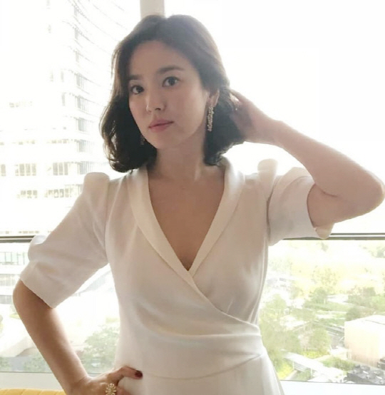Song Hye-kyo attended the domestic cosmetics event held at Shanghai Greenland Shenhua F.C. on the 15th and showed off her elegant beauty.Local major media outlets expressed a keen interest in informing Song Hye-kyos visit; especially Chinas No. 1 portal Sina covered Song Hye-kyos visit news with its top news.I recently visited Shanghai Greenland Shenhua F.C., a top Korean star Song Hye-kyo, who attended the activity, said Sina. Song Hye-kyo in a white dress showed off her flexural body and watery skin.I was surprised to see that it was no different from before marriage. Tencent said: A 37-year-old woman, Actor Song Hye-kyo, who made a surprise visit to Shenhua F.C., Shanghai Greenland, showed off her flawless skin.Especially when I swept my head, I noticed the ring on my finger. In the open-air field photos, Song Hye-kyo is an elegant yet cheerful atmosphere with a V-neckline wrap skirt-style mini dress.Song Hye-kyo, with a single-headed head, showed a beautiful new color with a pure and sexy atmosphere.Meanwhile, Song Hye-kyo attended the state dinner of the Korea-China summit in December after his wedding ceremony with Song Joong-ki last year and showed off the dignity of the Korean Wave representative actress.