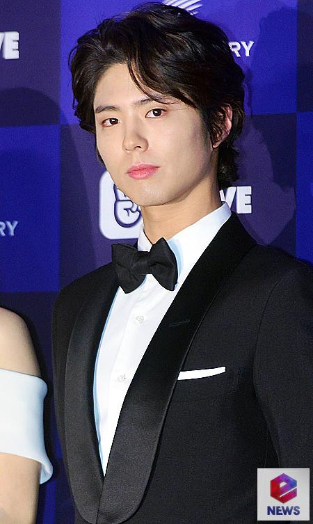 As the news that actor Park Bo-gum is being proposed and reviewed for the drama Boyfriend, public attention is focused on Park Bo-gums CRT Come back.Park Bo-gum has not yet confirmed the Come back work since the KBS drama Gurmigreen Moonlight, which ended in October 2016.In the meantime, the courtship of the production company toward Park Bo-gum has not ceased.Park Bo-gum, who received suggestions from various works such as the drama Boyfriend and SBS drama Incheon Airport People, presented only one of the works to be reviewed.Why is Park Bo-gum, who has been steadily receiving love calls for two years like this, postponing the Come back?Park Bo-gum, who has been working on the drama Gangseotal every year since 2012, has shown both acting and box office performances from TVN Respond 1988, which starred in full-scale, to KBS drama Gurmigreen Moonlight.Lee Young of Gurmigreen Moonlight, including Taekyu of Reply 1988, drew a perfect character as if he were wearing the right clothes for him, and gathered topics every time.Park Bo-gum, who has become such a clear star, is raising his own value by enhancing character analysis and perfection of his work.Therefore, it is noteworthy that the work that backs Come in two years is also worried about the end of the hard work to respond to the best work to the city hall.Photo: eNEWS24 DB